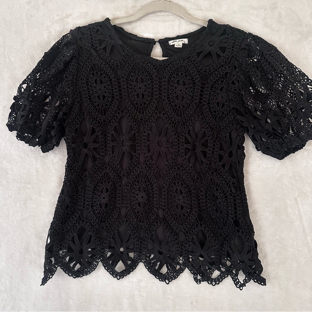 Ultra Pink Short Sleeve Scalloped Edge Black Crochet Blouse size Medium